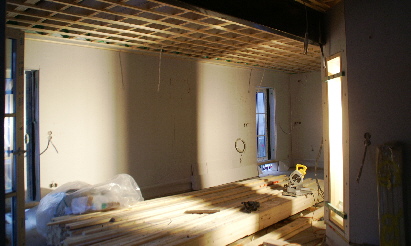 Blick vom Wohnzimmer zur Küche - rechts das Lichtband zur Diele.