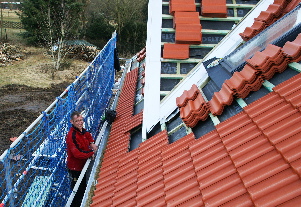 Uli und die Dachpfannen - Er hat auch die Vorbereitung für das Eindecken des Daches vorgenommen.