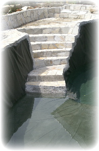 Das Wasser erreicht die Treppe.