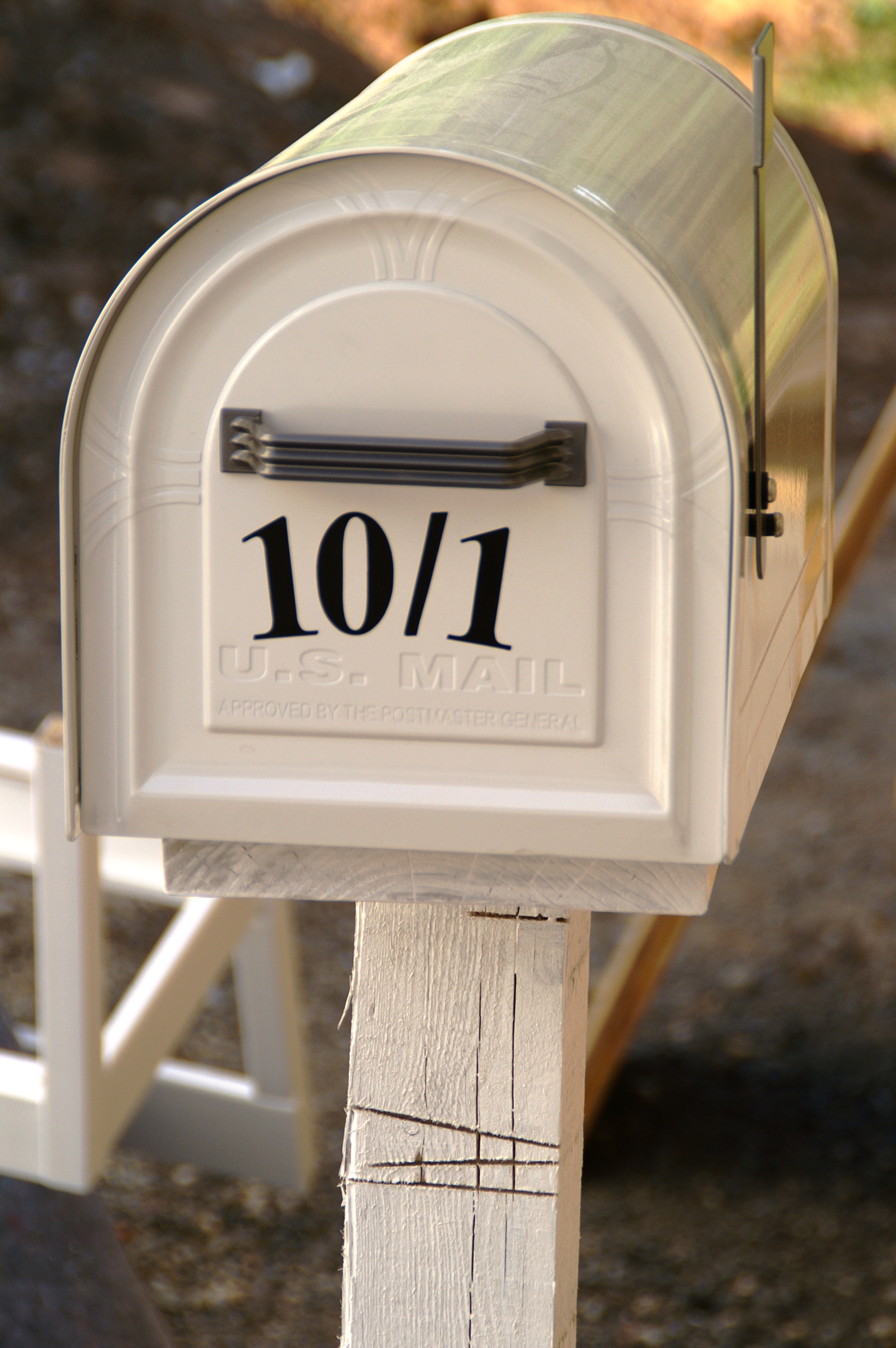 Amerikanische (abschliebare) Postbox - mit *Marterpfahl - natrlich in wei gestrichenes Provisorium. 