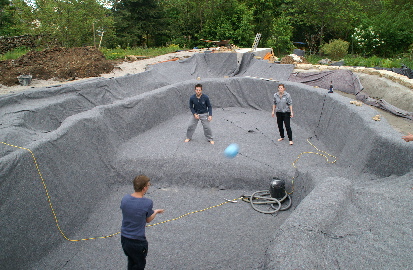 Nach getaner Arbeit gibt es Spa im Teichgraben: Zeit fr ein Volley-Ball-Match.